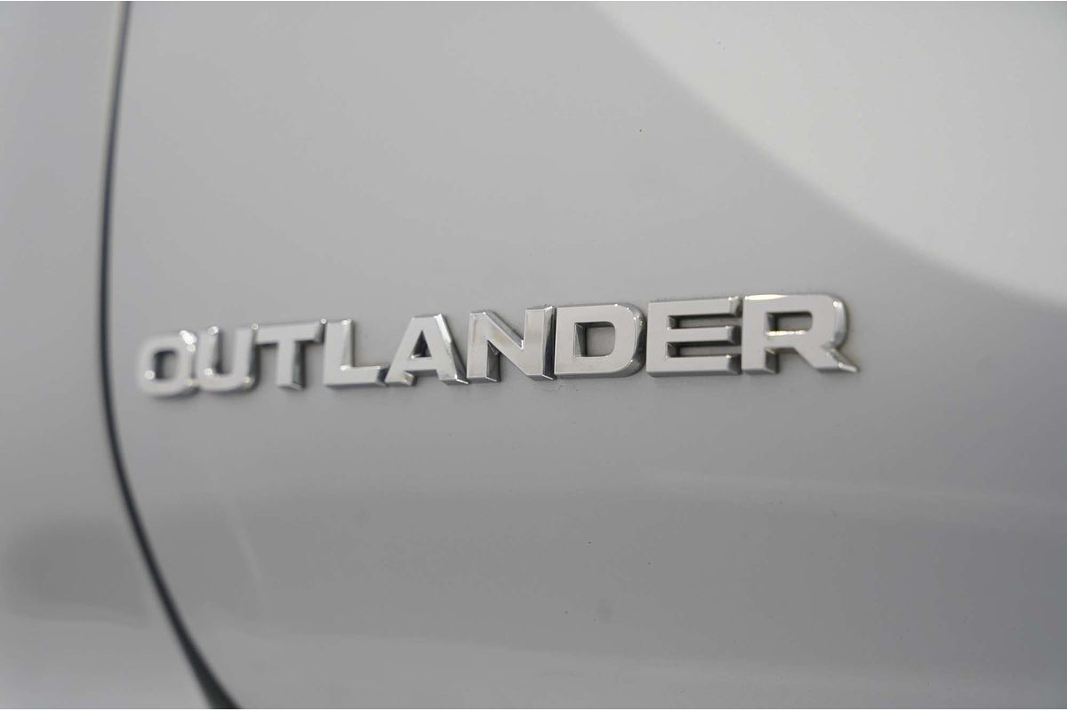 2023 Mitsubishi Outlander LS ZM
