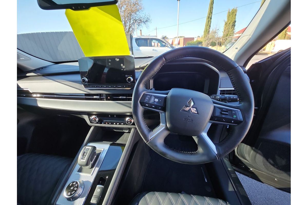 2024 Mitsubishi Outlander Exceed ZM