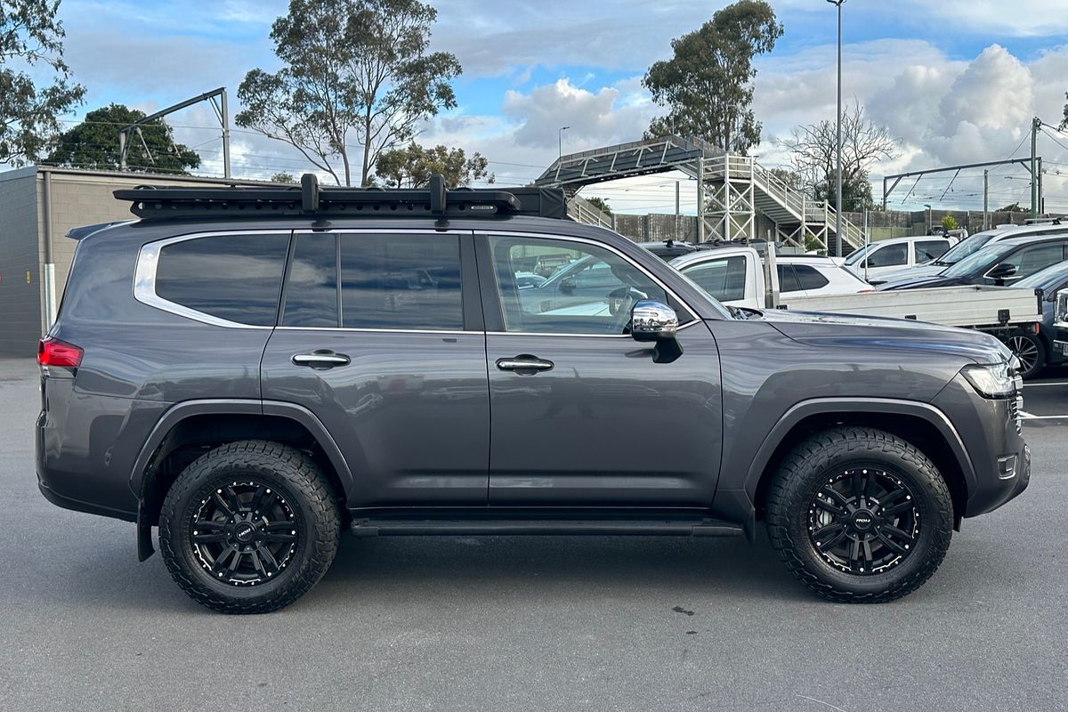 2023 Toyota Landcruiser Sahara FJA300R
