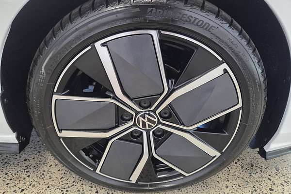 2025 Volkswagen Golf 110TSI R-Line 8.5