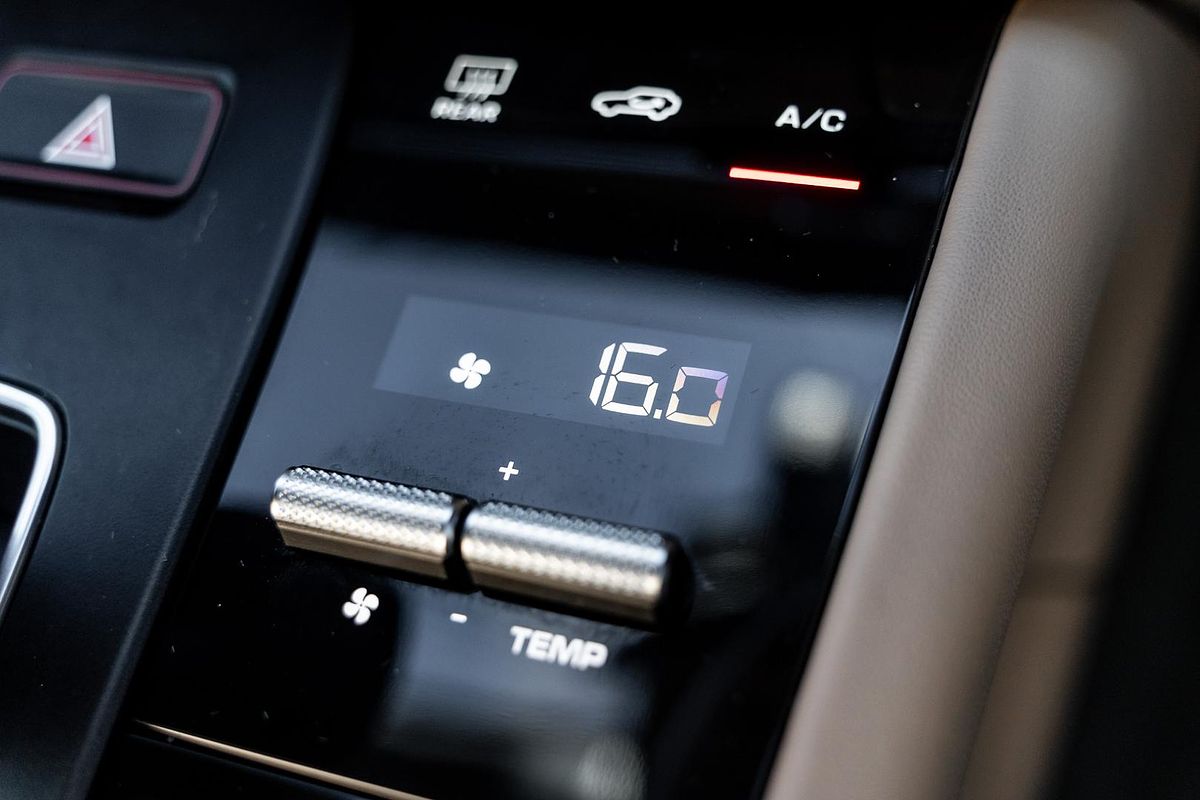 2023 Porsche Macan T 95B
