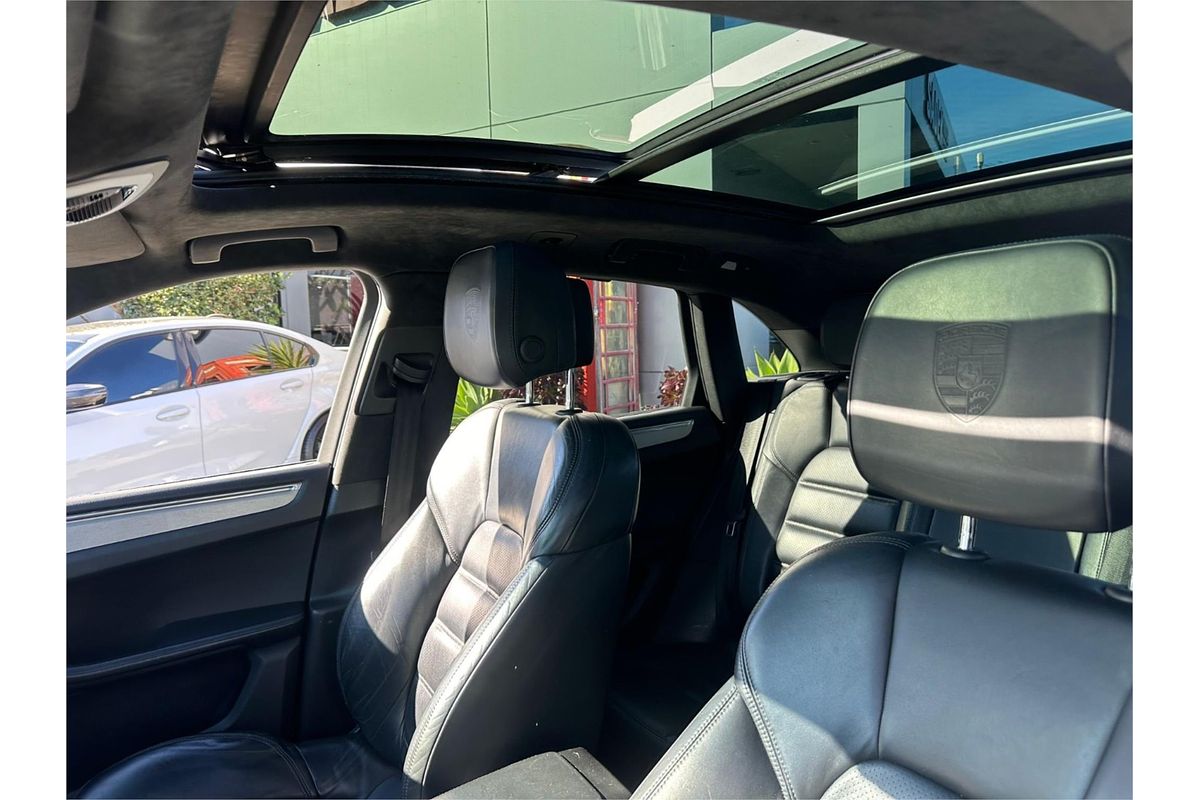 2015 Porsche Macan Turbo 95B