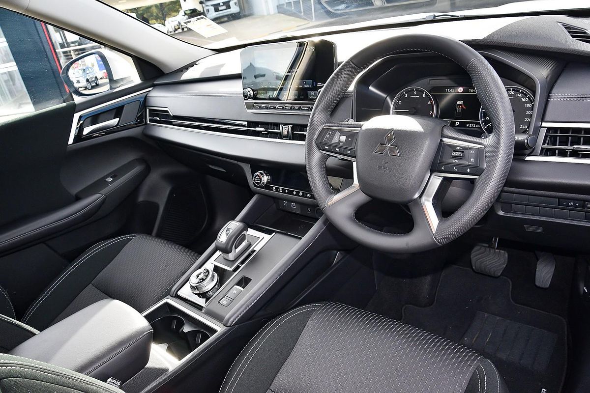 2025 Mitsubishi Outlander LS ZM