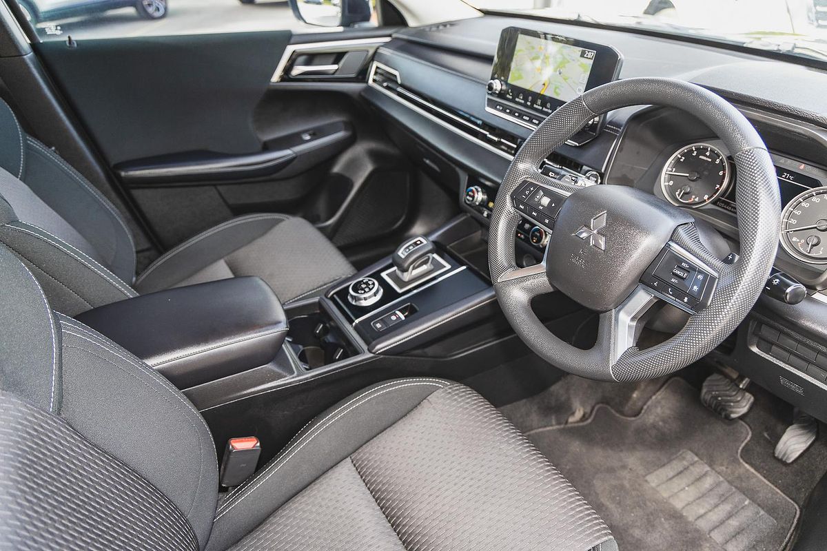 2022 Mitsubishi Outlander ES ZM