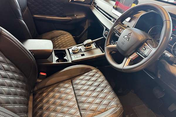 2025 Mitsubishi Outlander ES ZM