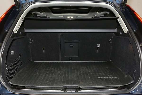 2022 Volvo XC60 Recharge Ultimate T8 Plug-In Hybrid