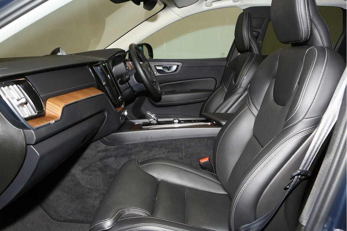 2022 Volvo XC60 Recharge Ultimate T8 Plug-In Hybrid