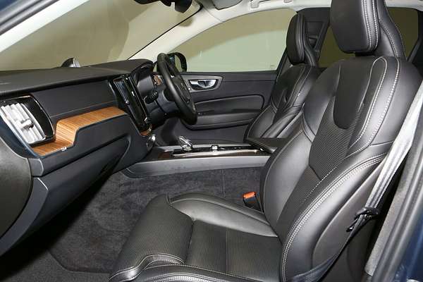 2022 Volvo XC60 Recharge Ultimate T8 Plug-In Hybrid