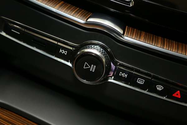 2022 Volvo XC60 Recharge Ultimate T8 Plug-In Hybrid