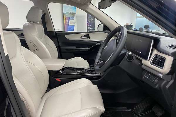 2023 Mahindra XUV700 AX7L