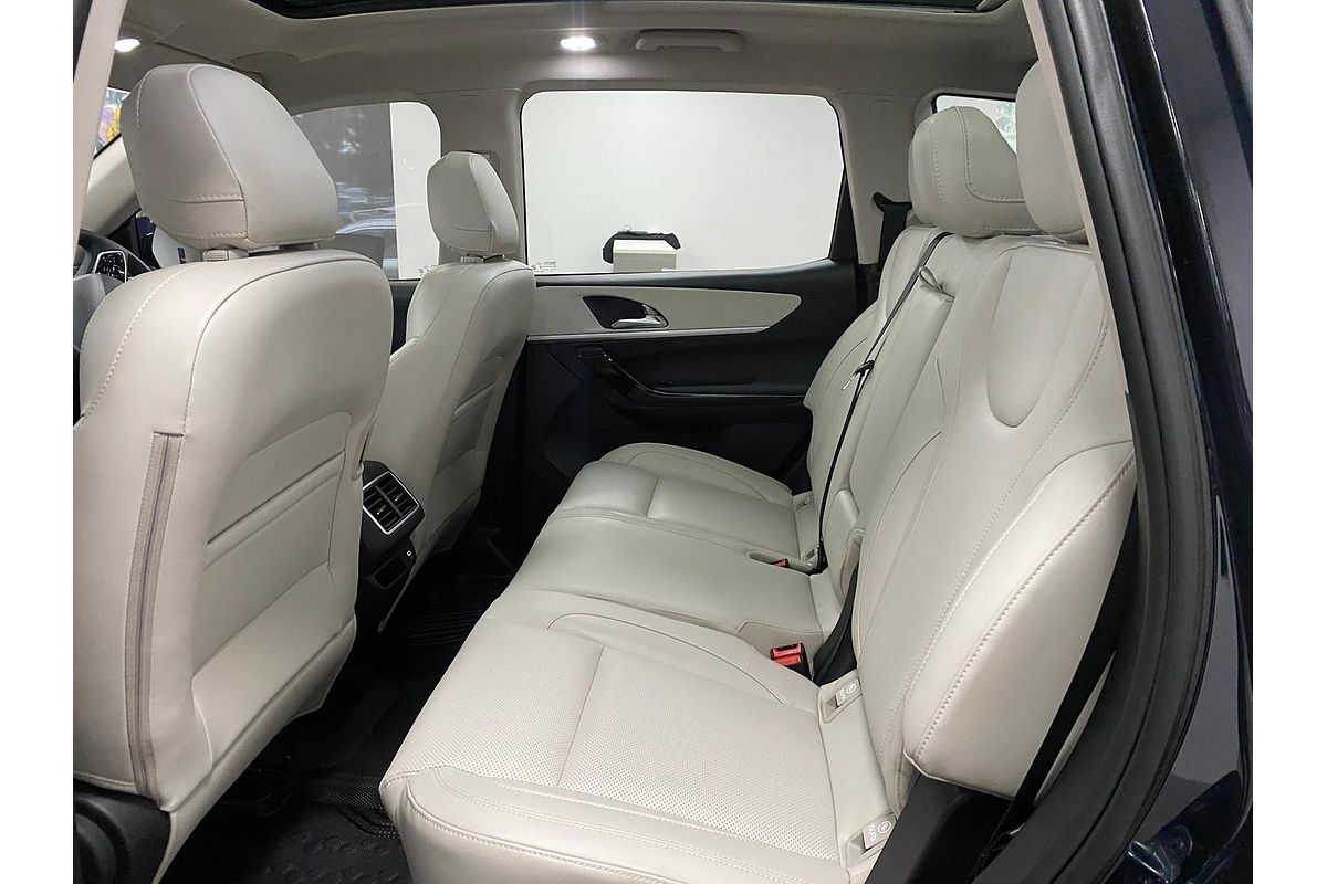 2023 Mahindra XUV700 AX7L