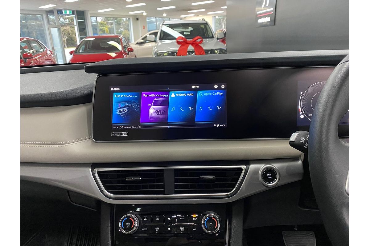2023 Mahindra XUV700 AX7L