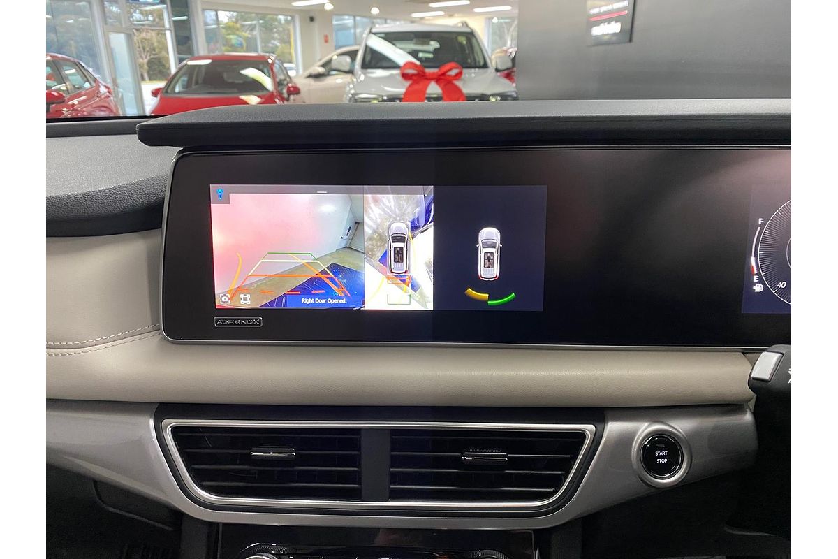 2023 Mahindra XUV700 AX7L