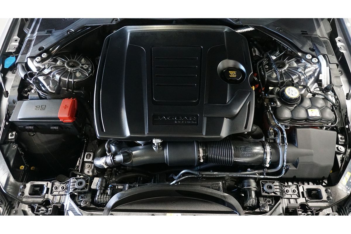 2022 Jaguar XE P300 R-Dynamic Black X760