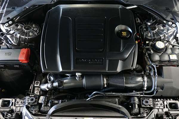 2022 Jaguar XE P300 R-Dynamic Black X760