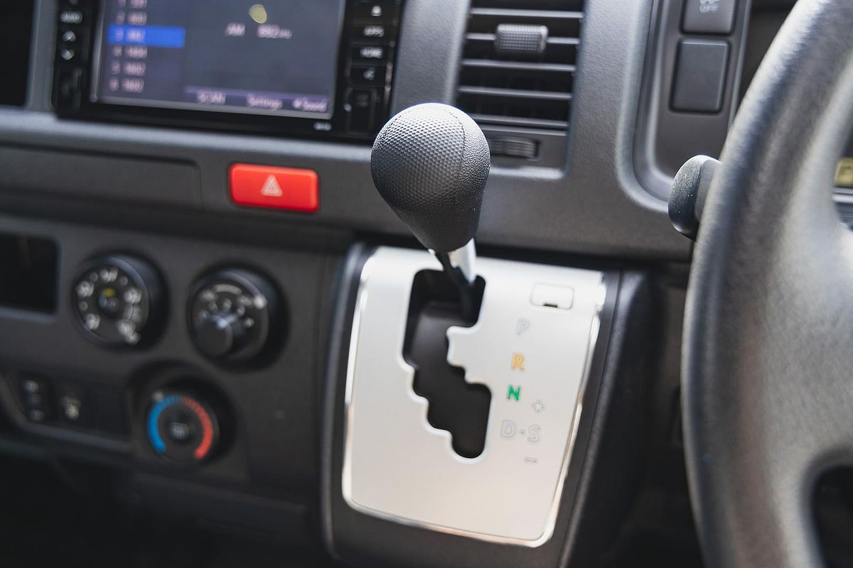 2017 Toyota Hiace Commuter TRH223R