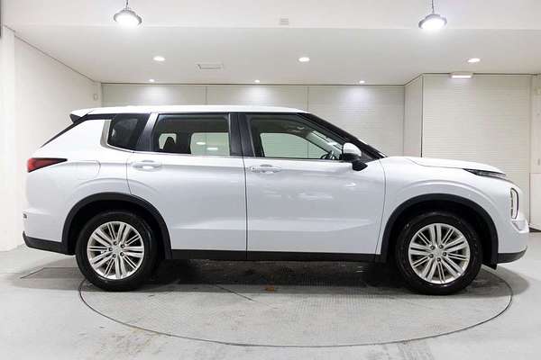 2022 Mitsubishi Outlander ES ZM