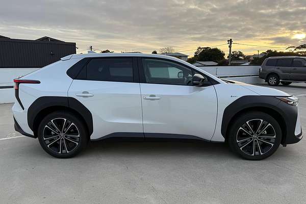 2024 Toyota bZ4X XEAM10R