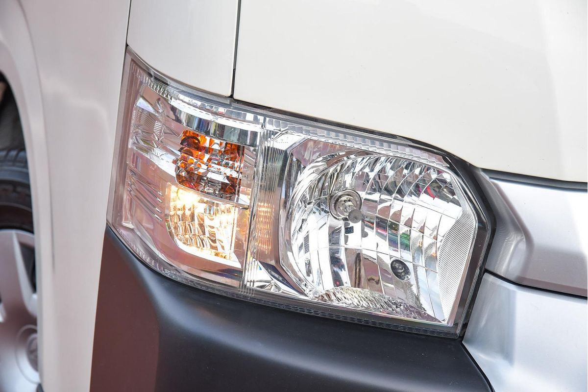 2018 Toyota Hiace Commuter KDH223R
