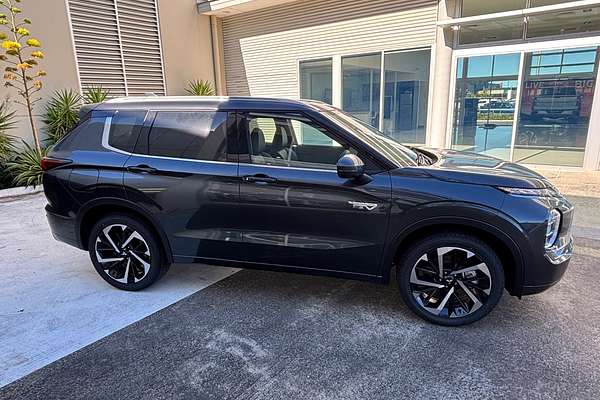 2025 Mitsubishi Outlander PHEV Exceed ZM