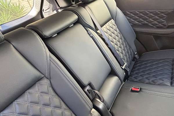 2025 Mitsubishi Outlander PHEV Exceed ZM