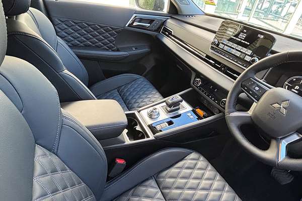 2025 Mitsubishi Outlander PHEV Exceed ZM