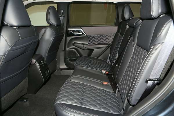 2024 Mitsubishi Outlander Exceed ZM