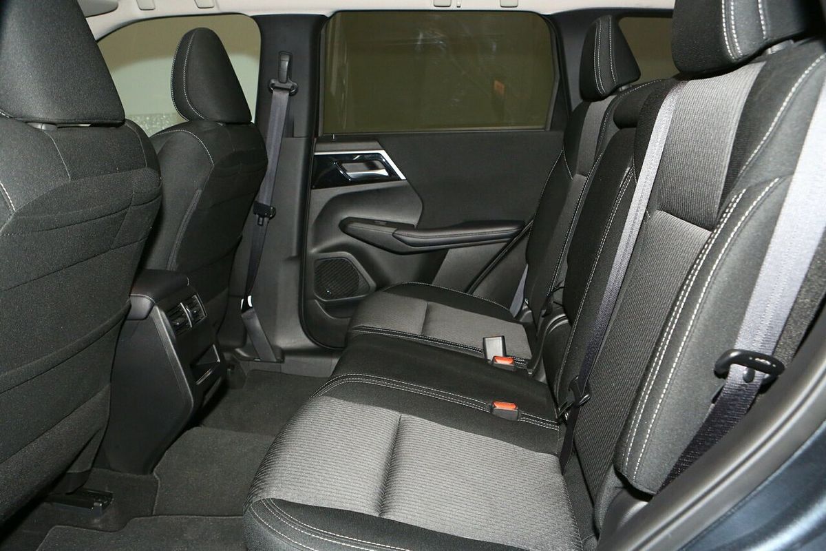 2024 Mitsubishi Outlander LS ZM