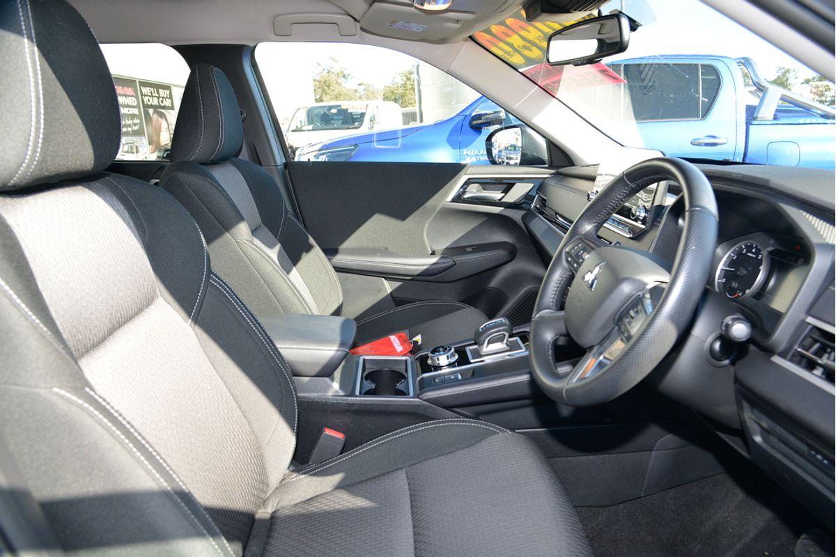 2024 Mitsubishi Outlander LS ZM