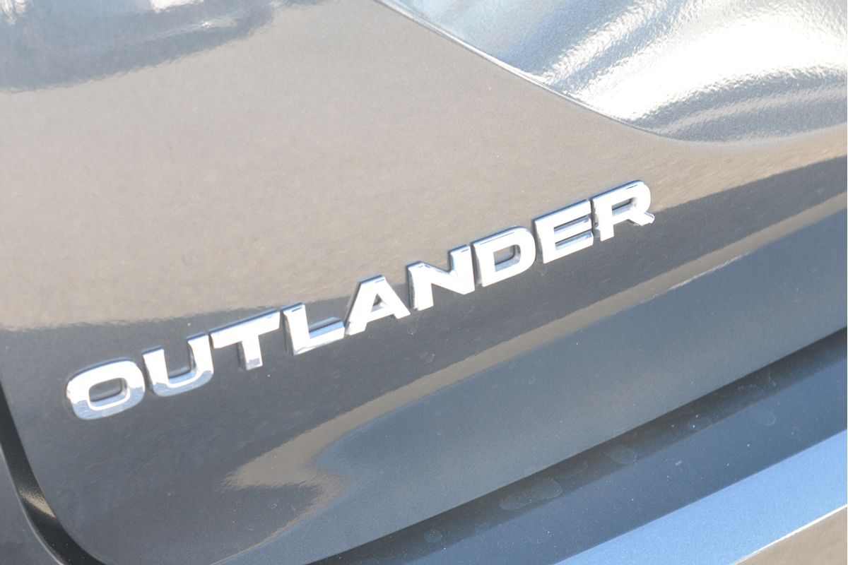 2024 Mitsubishi Outlander LS ZM