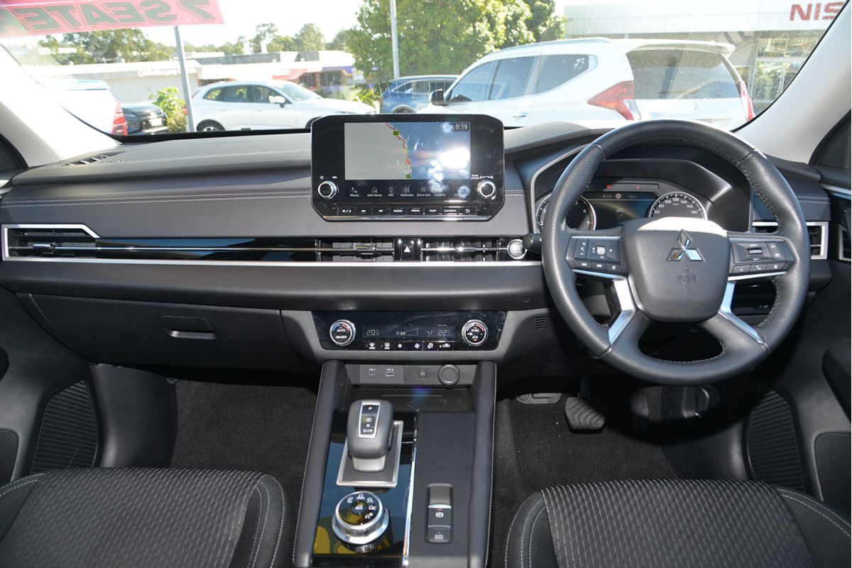 2024 Mitsubishi Outlander LS ZM