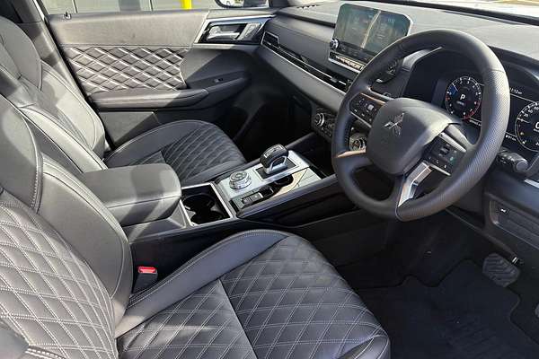 2023 Mitsubishi Outlander Exceed ZM