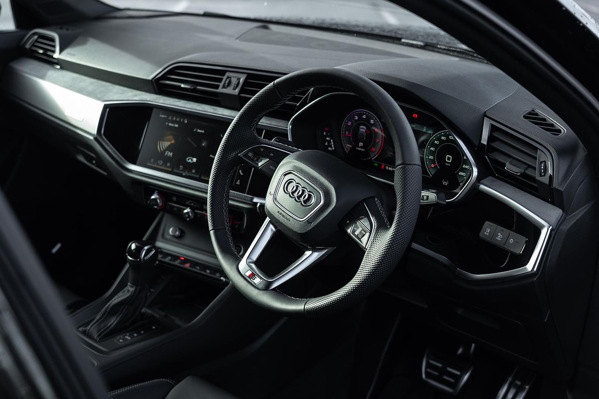 2025 Audi Q3 40 TFSI S line F3