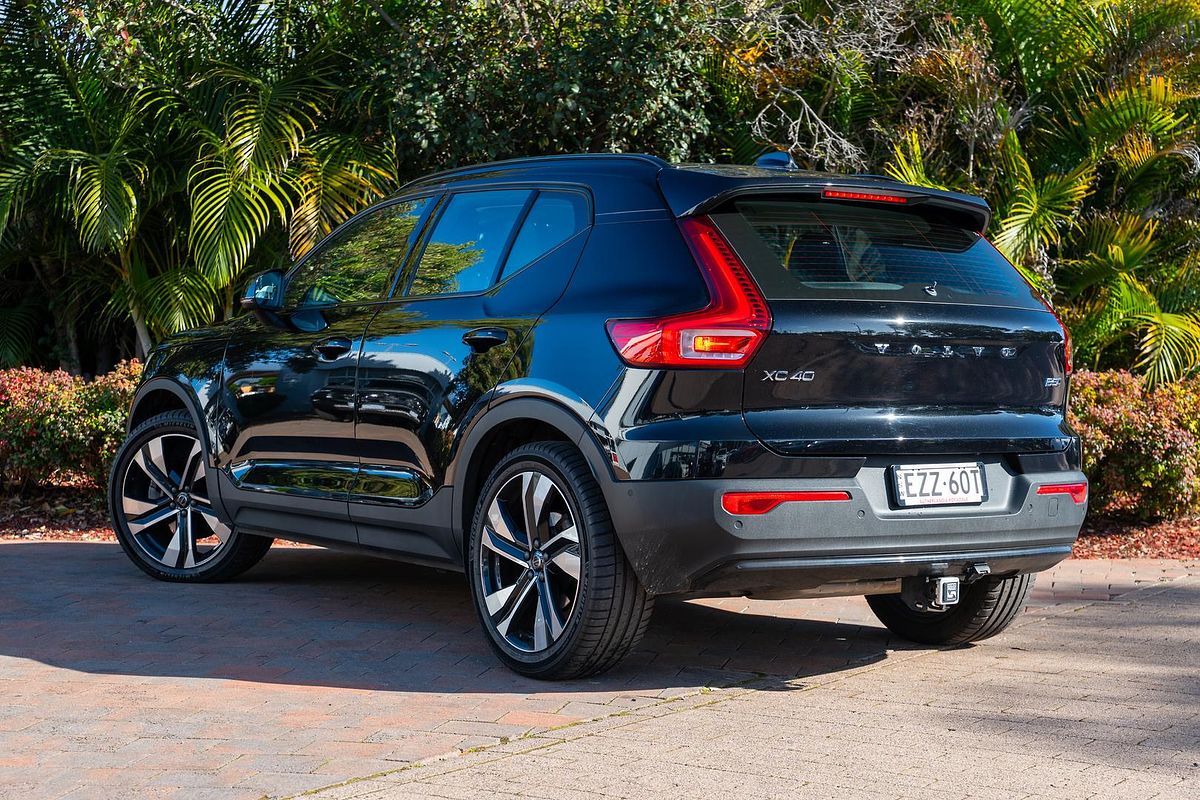 2023 Volvo XC40 Ultimate B5 Dark