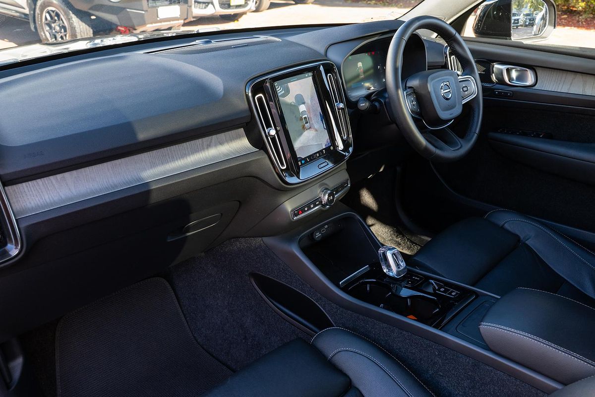 2023 Volvo XC40 Ultimate B5 Dark