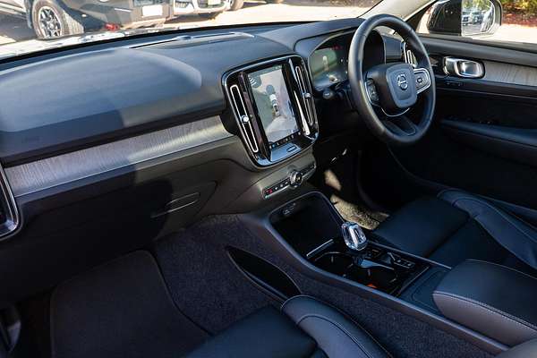 2023 Volvo XC40 Ultimate B5 Dark