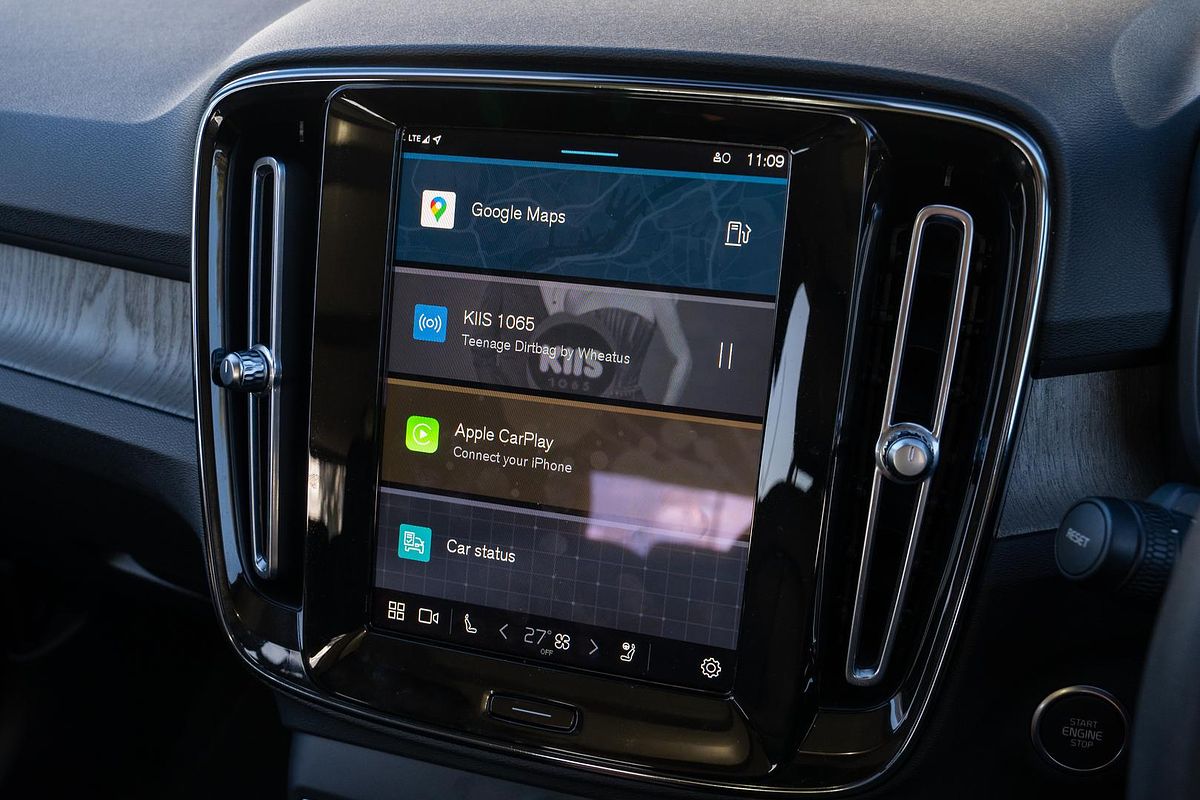2023 Volvo XC40 Ultimate B5 Dark