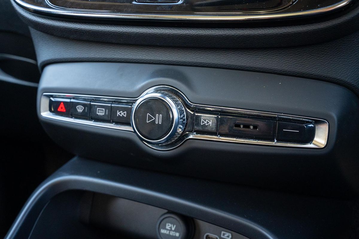 2023 Volvo XC40 Ultimate B5 Dark