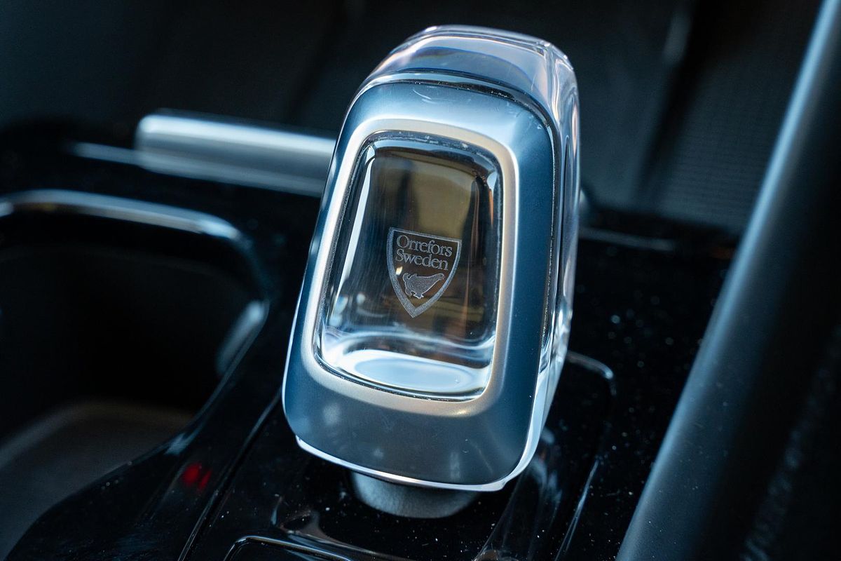 2023 Volvo XC40 Ultimate B5 Dark