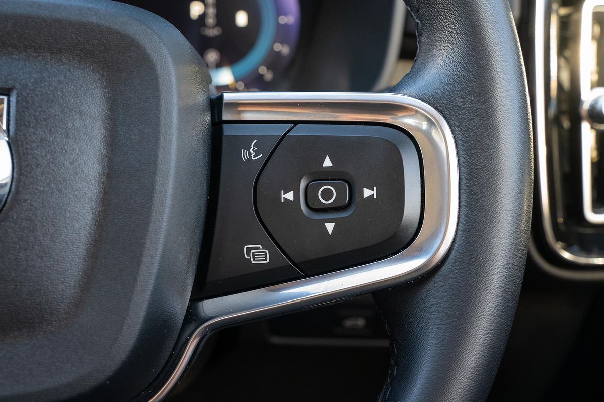 2023 Volvo XC40 Ultimate B5 Dark
