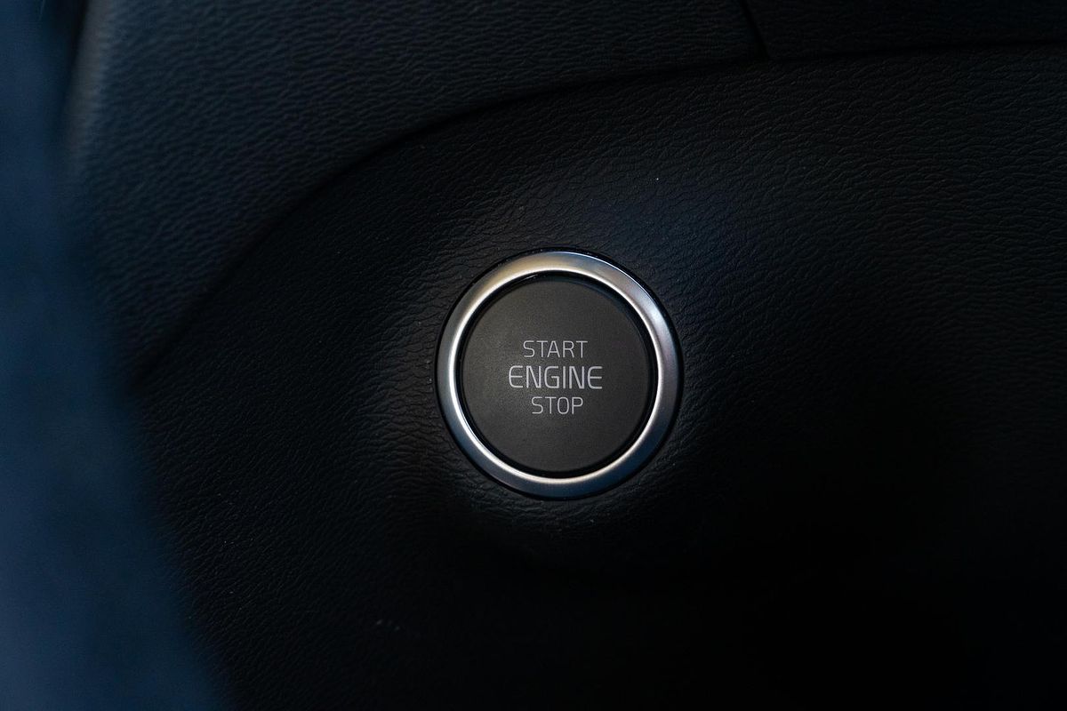 2023 Volvo XC40 Ultimate B5 Dark