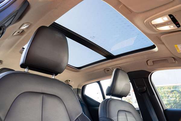 2023 Volvo XC40 Ultimate B5 Dark