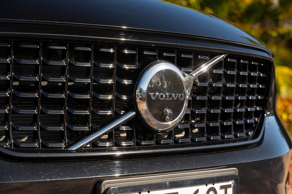 2023 Volvo XC40 Ultimate B5 Dark