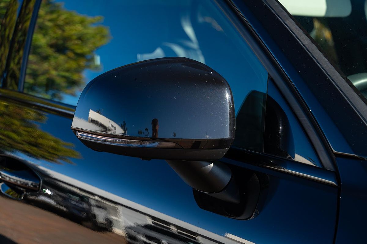 2023 Volvo XC40 Ultimate B5 Dark