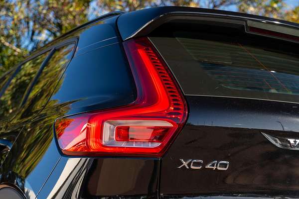 2023 Volvo XC40 Ultimate B5 Dark