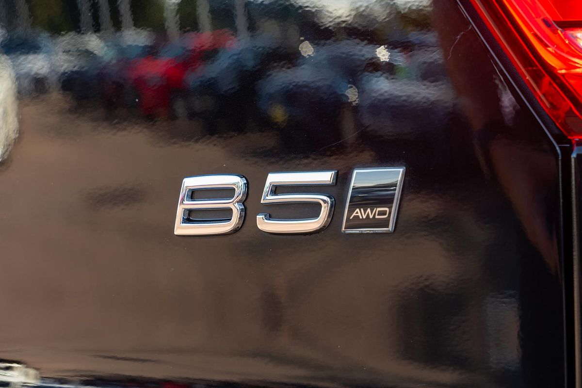2023 Volvo XC40 Ultimate B5 Dark