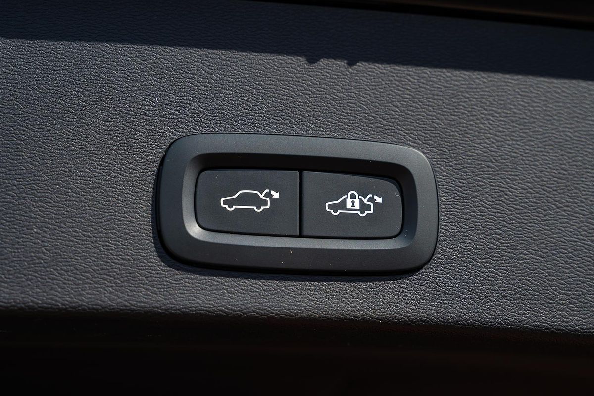 2023 Volvo XC40 Ultimate B5 Dark
