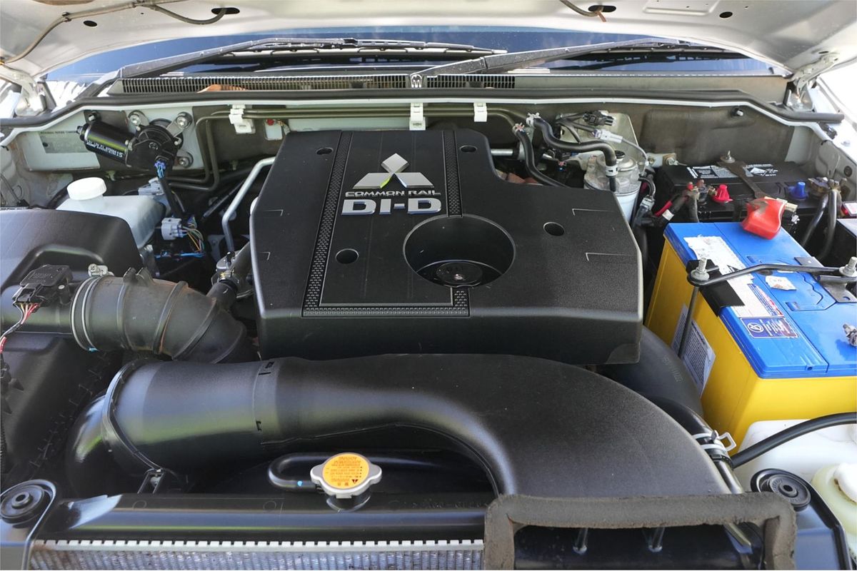 2012 Mitsubishi Pajero GLS NW