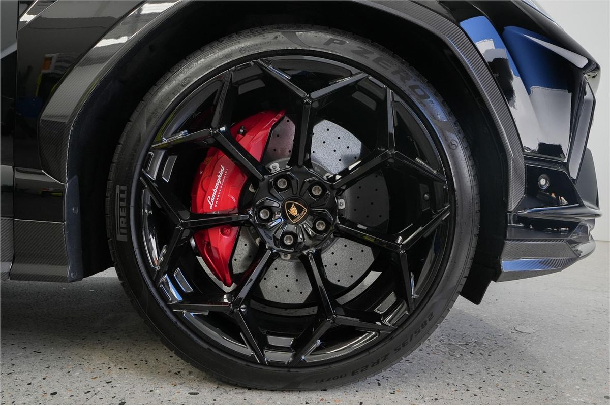 2023 Lamborghini Urus Performante 636