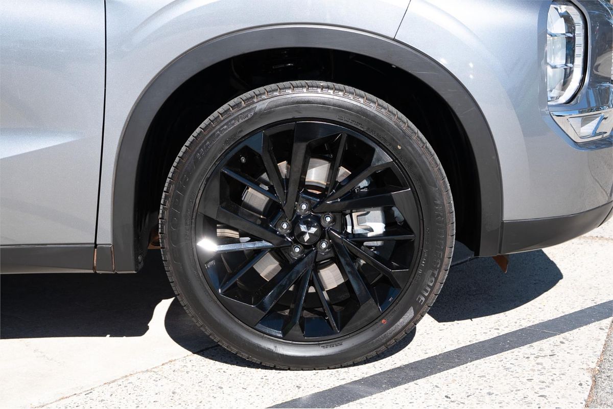 2023 Mitsubishi Outlander Black Edition ZM